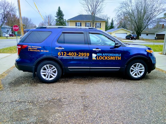 MN Affordable Locksmith technician arriving on site